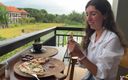 Katty West: Comiendo pizza con semen en mi cara en un paseo...