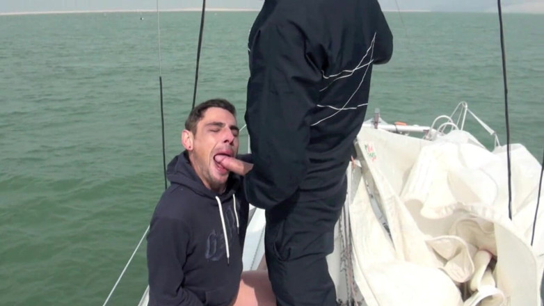 Sex with companion boy: Nick quiere ser follado en el mar en el barco...