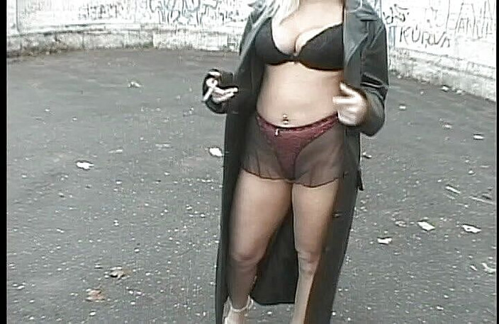 Cryptostudios: Зрілу блондинку повію відтрахали троє спостерігачів у груповусі