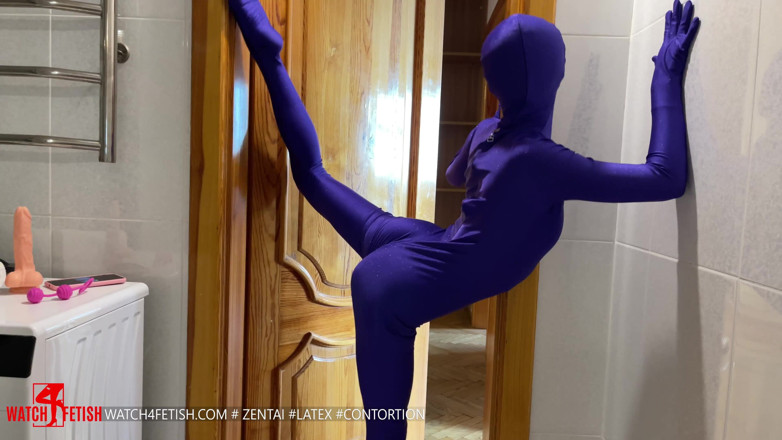 Gymrotic: Acrobática flexible con consolador divertido