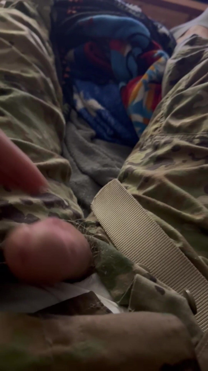 Gay Soldier Stuff: Tesão Solider em Tighty Whities e Orange Jockeys masturba enquanto...