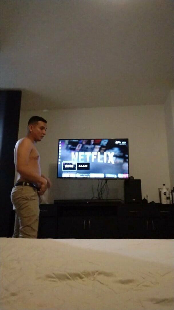 Tomas Styl: 拉丁女郎在阳光下工作了12个小时后展示他的脚