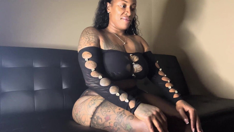 Onlyfanscushkingdom1: Seksowny Big Booty Big Tit MILF będzie na żywo!