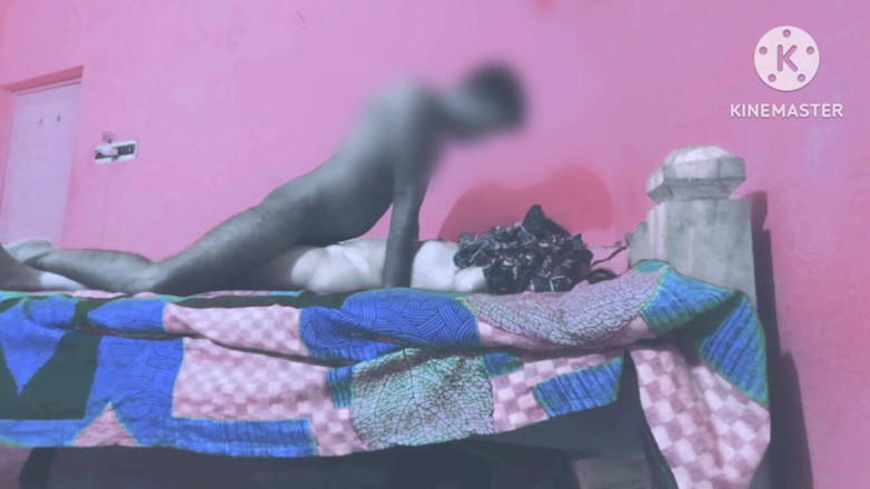 Housewife 69: Doma byla nalezena sama domácí prostitutka, kam přišel její přítel