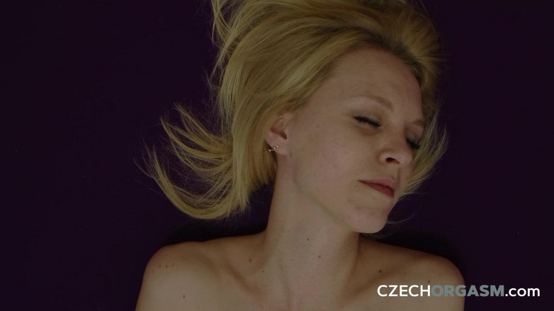 Czech Orgasm: Чеський оргазм 91: великі губи, великий клітор – вона жадає всіх дій
