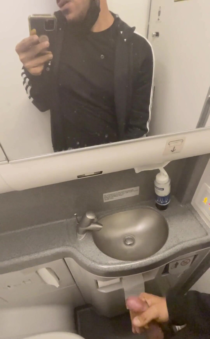 Pablo y Sebas: Sebas Corts se masturba en el airplace