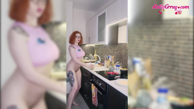 Katty Grray: Schönes teen kocht nackt nach dem aufwachen