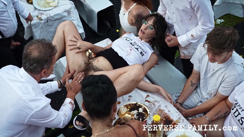 Perverse Family: Perverse familie 59.3: Die behaarte kellnerin nimmt einen harten analfick