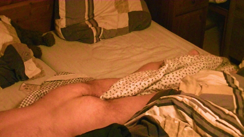 Mark Hannes: Nahá masturbace hump v posteli