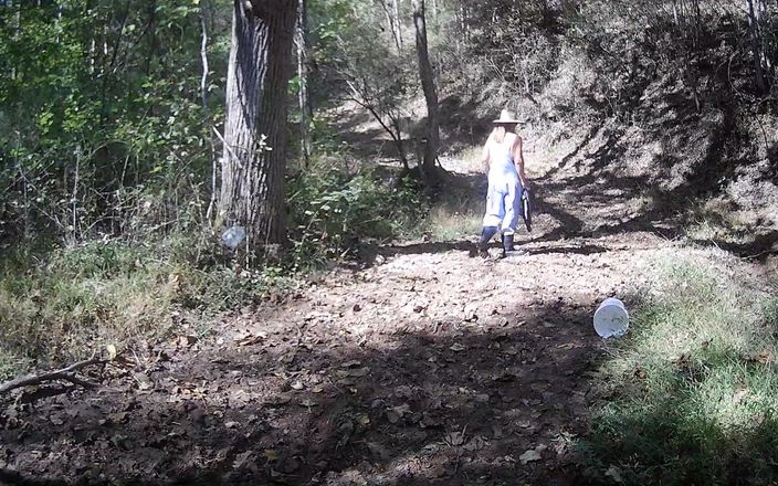 Mountain Mama 1: Madrasta da montanha faz uma caminhada pela natureza