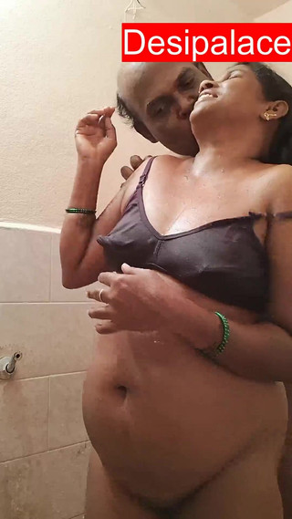 Desi palace: Sexe torride dans le bain, partie 2