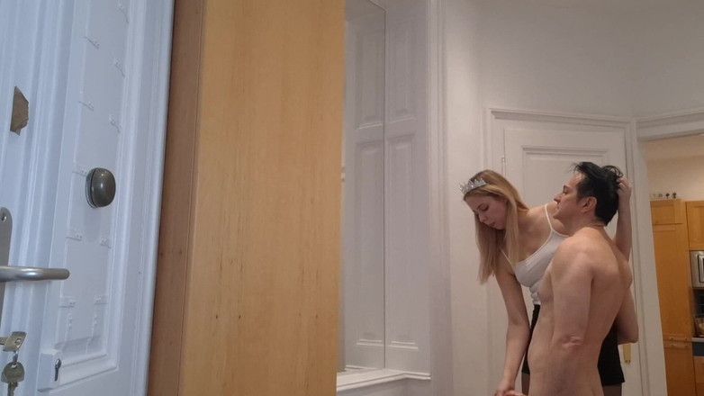 Femdom Austria: 高大的芬多姆训练她的奴隶！