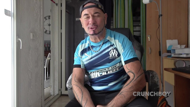 Crunch Boy: Молодий гей смокче цих гетеросексуальних друзів і трахається без презерватива