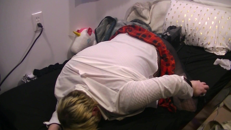 Roxxie rae page: Une étudiante se fait baiser par le piston