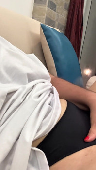 Fată tânără obraznică se masturbează în sufrageria hotelului- chiloți umezi și murdari