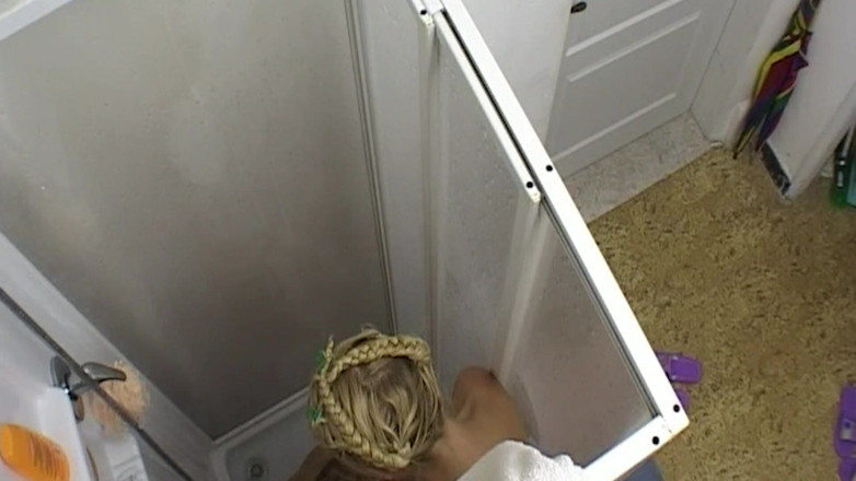 THAGSON 18+: Două blonde la duș umed atingându-se și joc cu corpul
