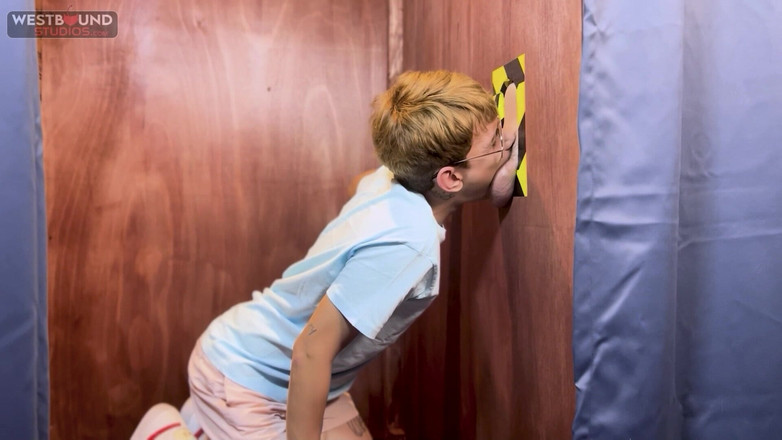 Latin Twinks: मार्को सैमुअल ग्लोरीहोल पर एक तीव्र रात को मौखिक सेक्स के लिए अपनी इच्छा को संतुष्ट करता है।