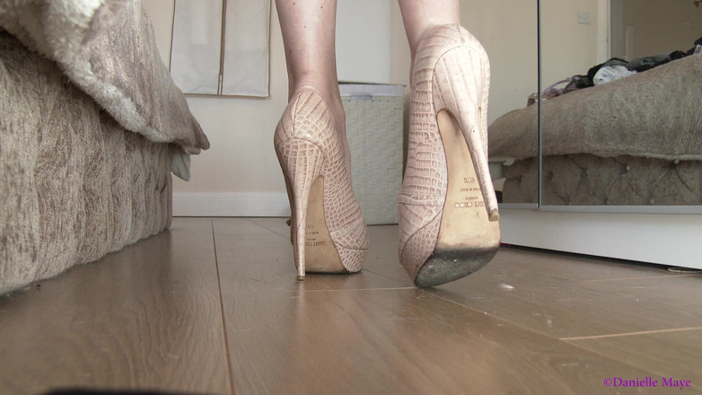 DanielleMaye: Nožní otrok trpělivě čeká