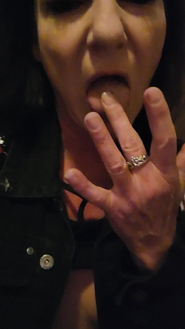 EliteLadyS: Еще одно писсинг-шоу милфы в баре