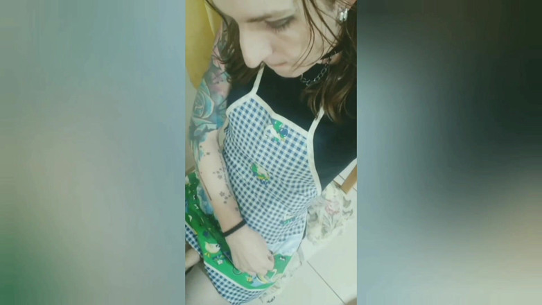 Sissy Aniya: Sissy Aniya - dona de casa tgirl em vestido e avental