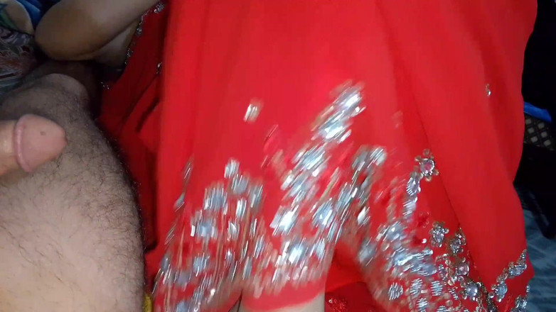 QueenbeautyQB: Bhabhi desi India muda menggoda adik ipar dengan menunjuk-nunjukkan Figure...