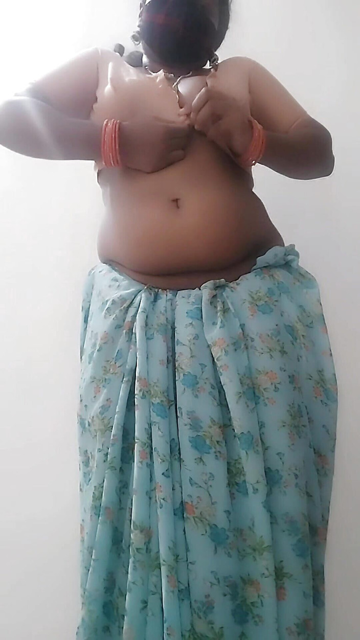 Desi World: タミルのおばさんBhavyaの極端な掘削