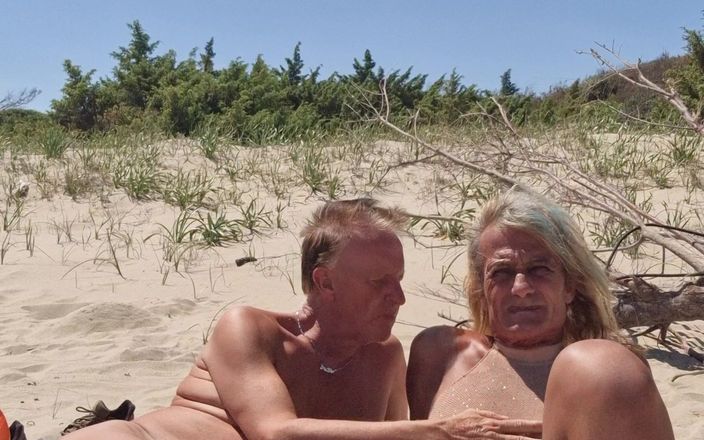 Gigi and David: Нудистский пляж, стрипчат секс-шоу Gigindave шмель подруги публичной встречи мобилки 4K 20250519 ч. 6