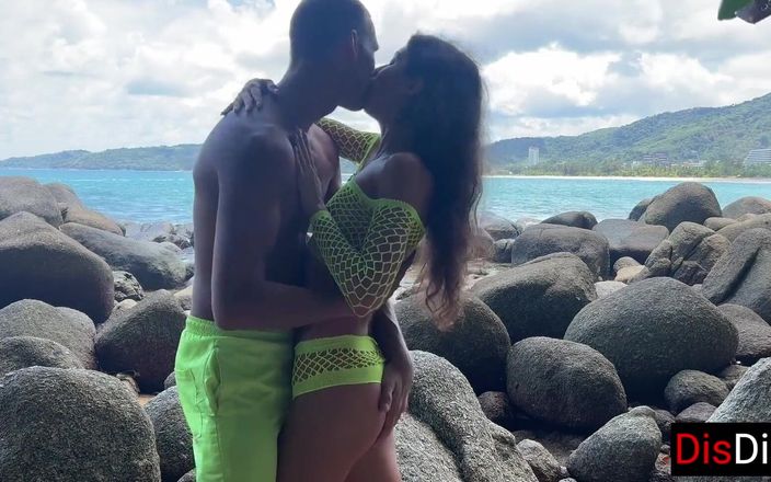 Dis Diger: Junges paar fickt heiß an einem strand mit Blick auf...