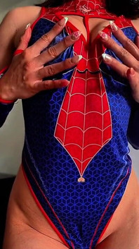 Ekskluzywne! Rozciąganie ciasnej cipki z gigantycznym dildo - wersja Spider-Mana
