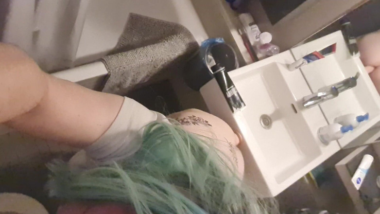 Pina Berger: Crossdresser pina si cewek rambut pina dengan wig warna hijau...