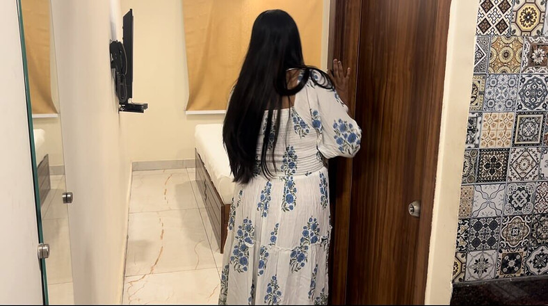 Besharam Jodi: Desi sorella sorpreso suo fratello a masturbarsi, poi sditalinata e...