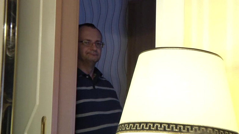 Lovekino: Nena morena cachonda se folla a un chico con vibrador...