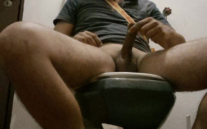 A large Portuguese dick: शौचालय में हस्तमैथुन