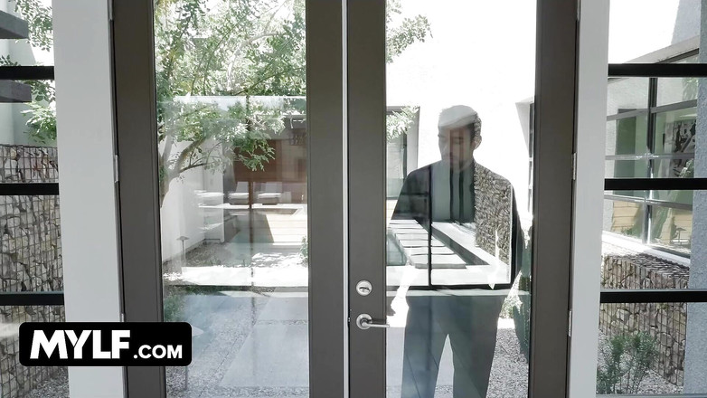 Mylf Official: Związana milf zostaje zerżnięta i zerżnięta na