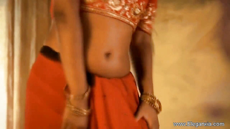 Eleganxia: 一流的印度宝贝在浴室里抹油