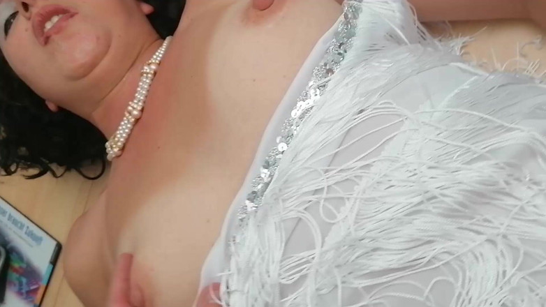 Mike Vonberg: 女朋友在她吱吱作响的桌子上性交，后来想射在她脸上，但她把它放在嘴里并吞下了