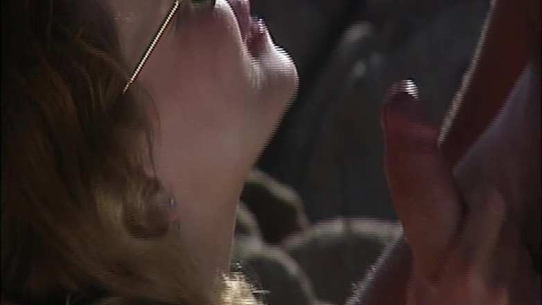 ONLYFREAKSX: 彼女は裸で浜辺に横たわり、彼が見守っている