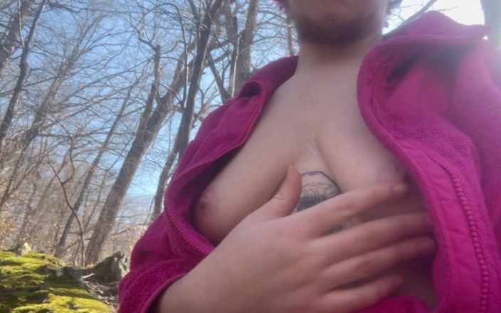 Eros Valentine: FTM Поход по Топлесс: игра с грудью в моховом лесу