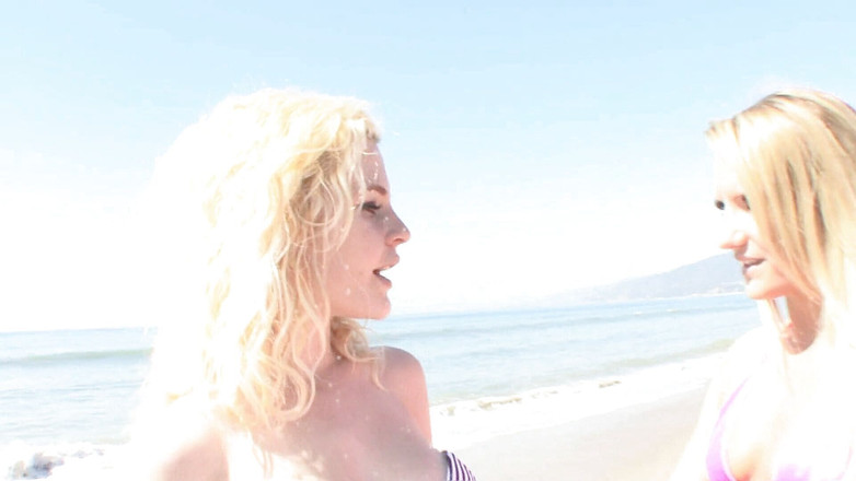 Naughty Girls: Blond lesbijki uprawiają seks oralny po spacerze po plaży