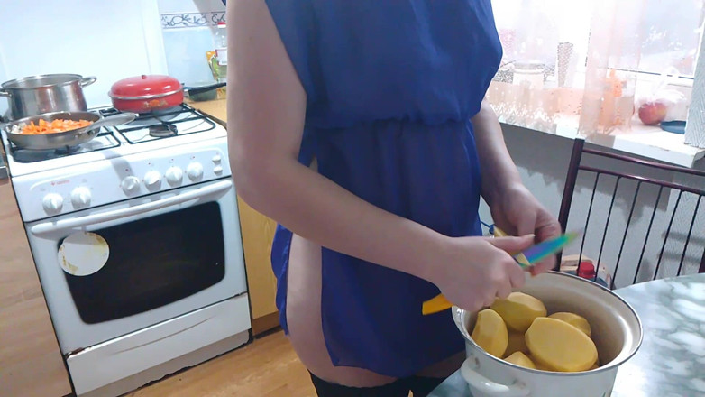 Assol: Een meisje in mooie lingerie werd gefilmd in de keuken...