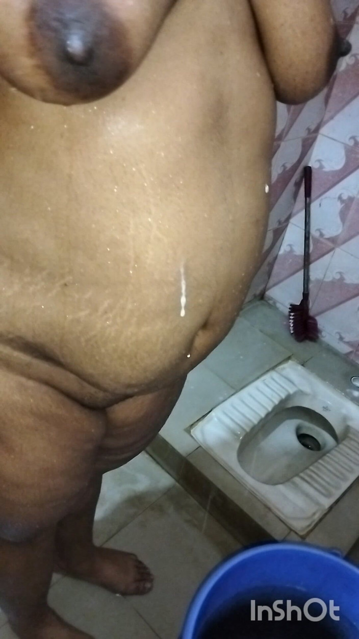 Black Adam: Une bhabhi bangladaise montre son corps nu sous la douche