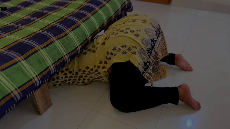 Aria Mia: Üvey anne yatakta üvey oğlunun altında kaldığı zaman sınırsız sikişiyor!