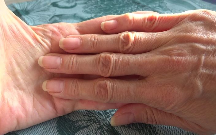 Lady Victoria Valente: Only real natural fingernails in classic length