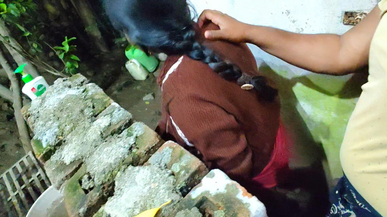 Premi pooja: La moglie del fratellastro anziano mi ha visto masturbarmi, ero...