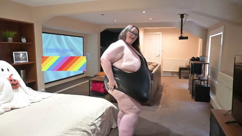 SSBBWLadyBrads: SSbbw 女神 紧身皮衣步行