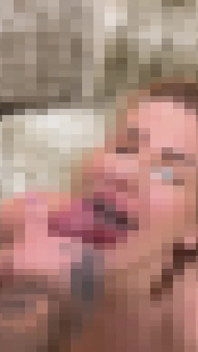Baisée lors d’une séance photo avec un facial énorme