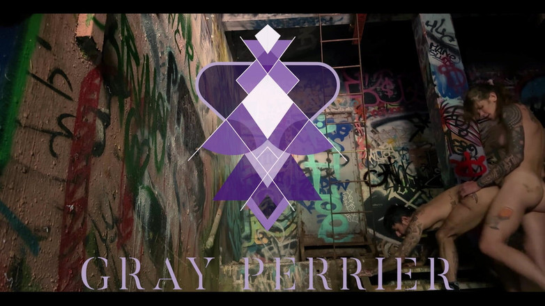 Gray Perrier: 变性女孩在一个废弃的动力装置中公开操一个变性人