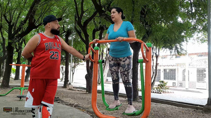 markus: Tìm hàng xóm điếm của tôi trong công viên và cô ấy...