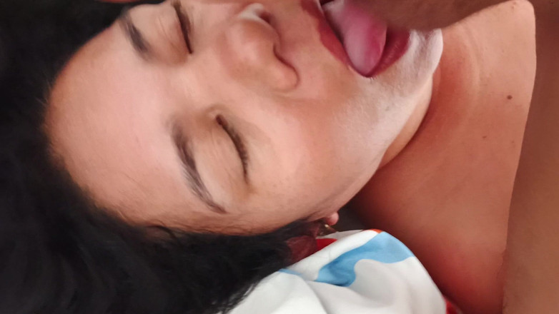 Valkyrieandluigy: Bonita Tetona Mamando