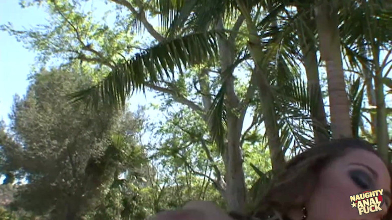 Naughty anal fuck: Alisandra est avec ses énormes seins qui rebondissent pendant qu’elle se...